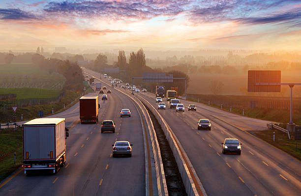 Autos en una carretera al atardecer