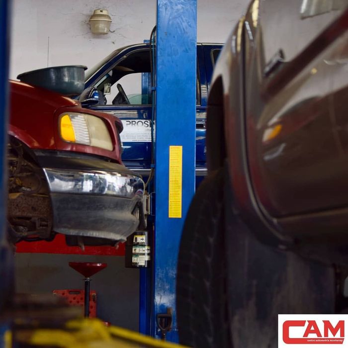 Camionetas en los elevadores del taller