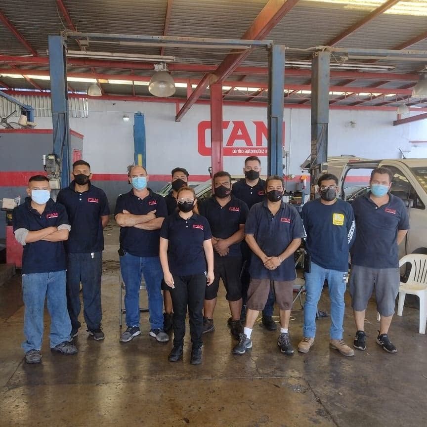 Equipo de CAM Centro Automotriz Monterrey en el taller